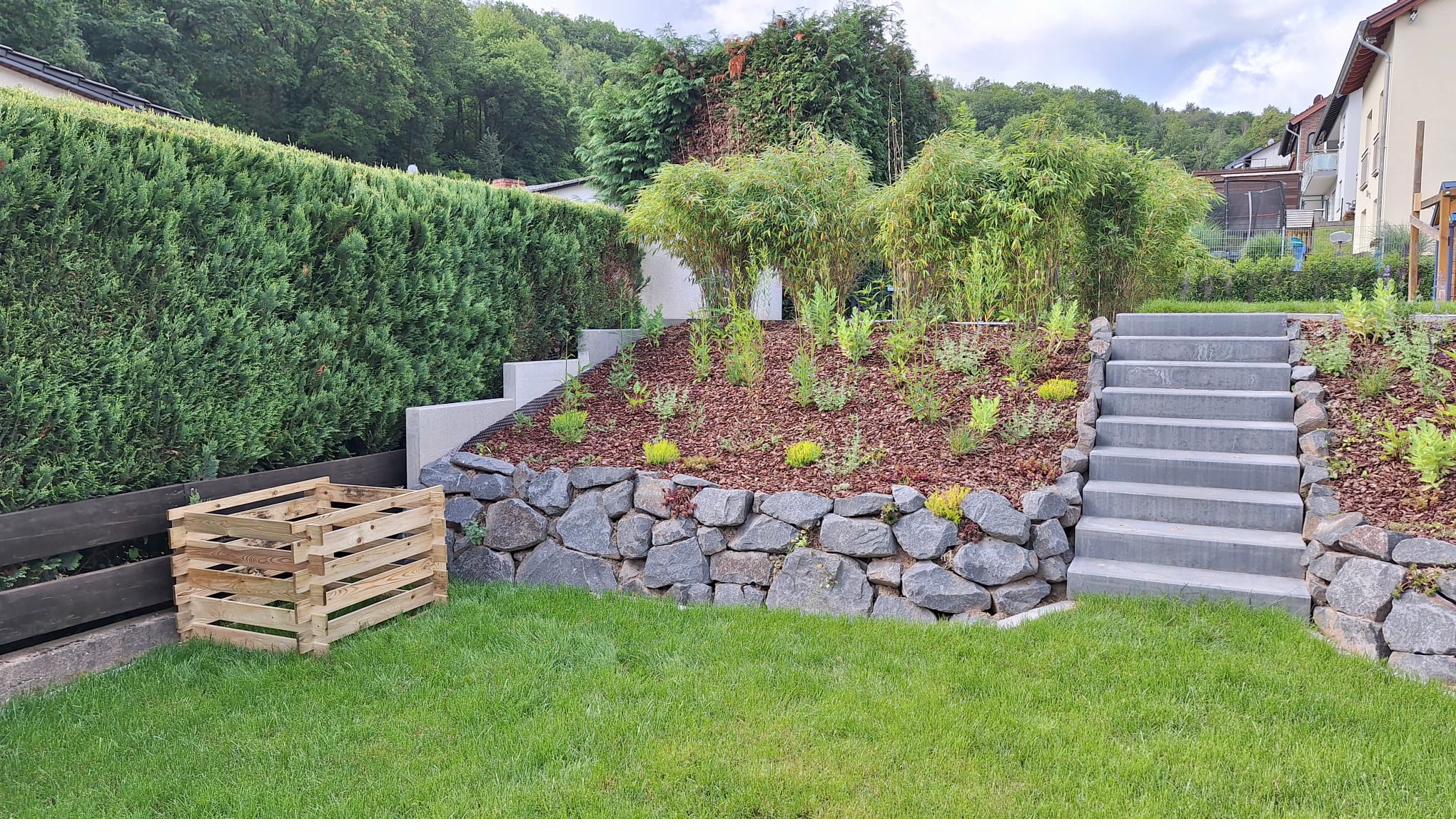 Hanggestaltung mit Bambus und Hecke