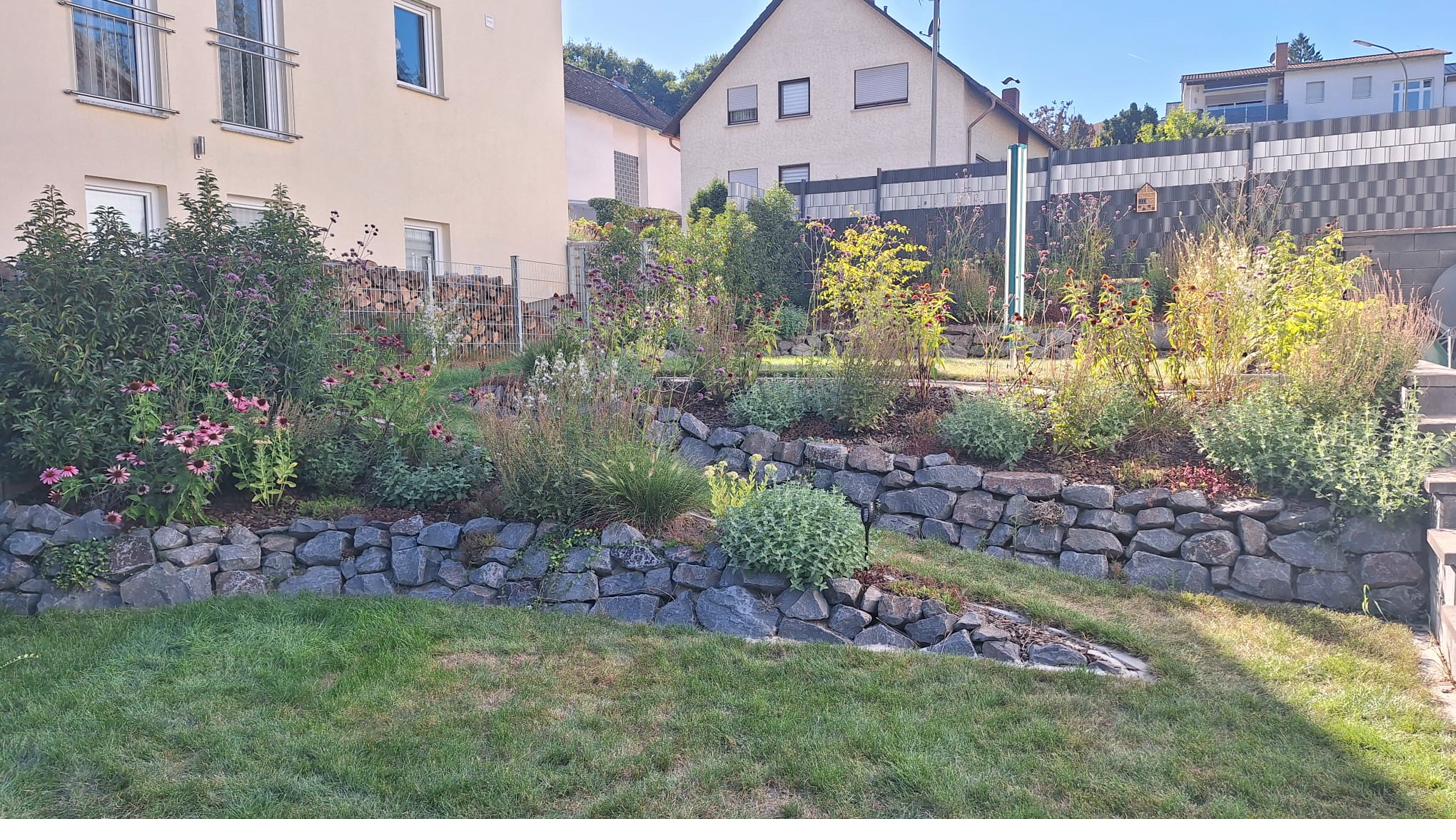 Natursteinmauern mit Staudenbeeten