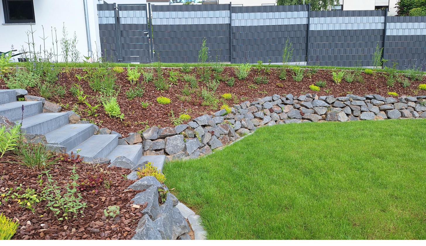 Gartentreppe mit Sichtschutzzaun