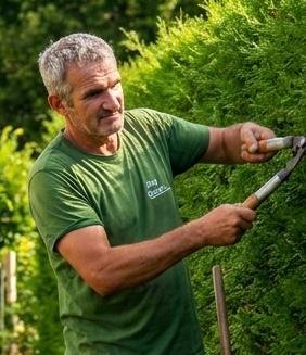 Jörg Quinten bei der Gartenarbeit