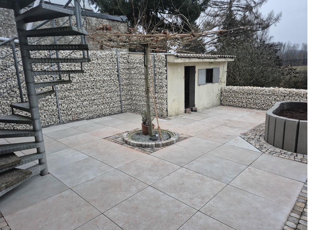 Terrassenfläche mit Gabionenwänden