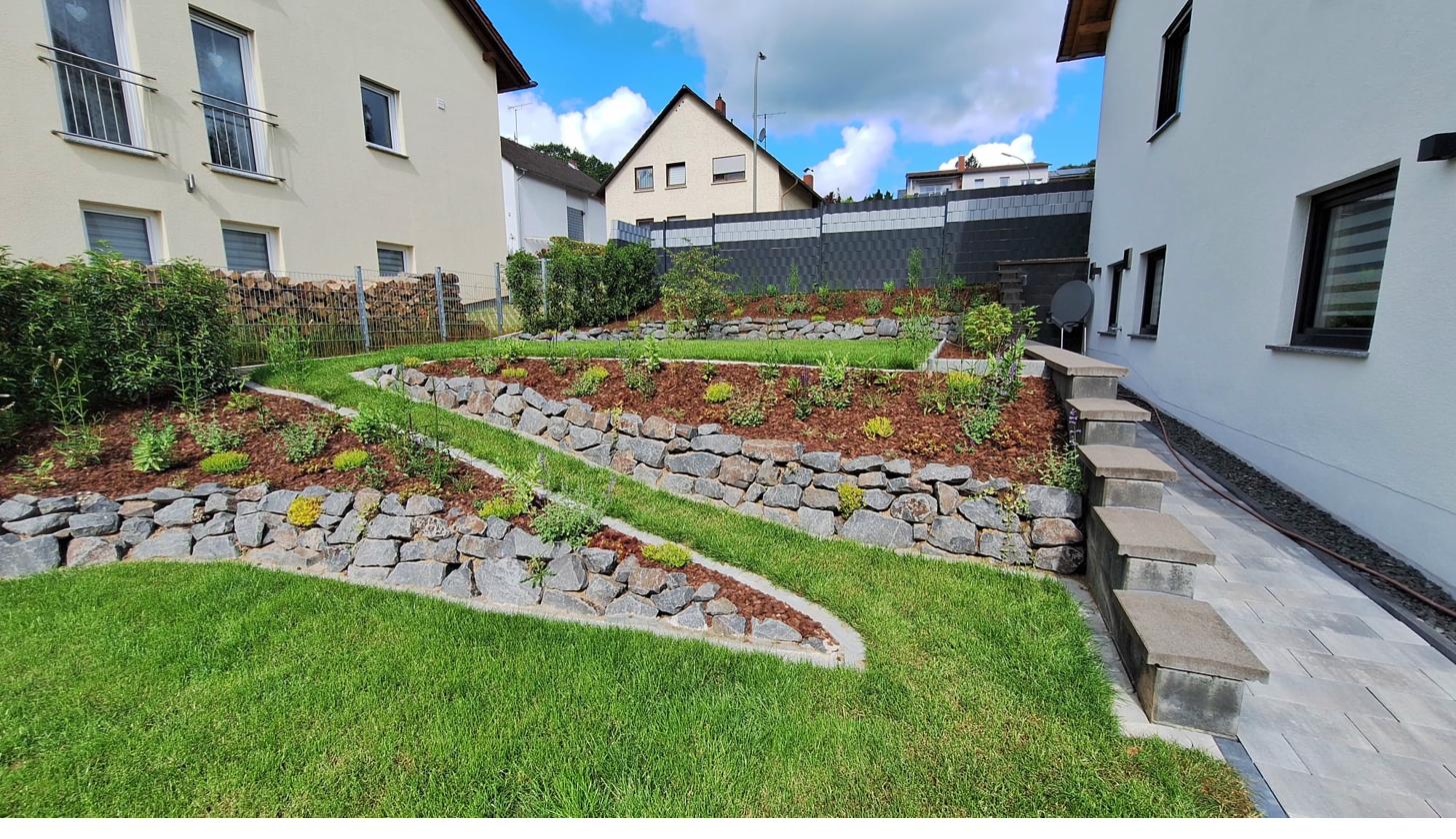 Terrassierter Garten mit Natursteinmauern